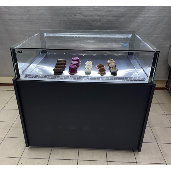 Кондитерська вітрина KUM CHOCOLATIER 