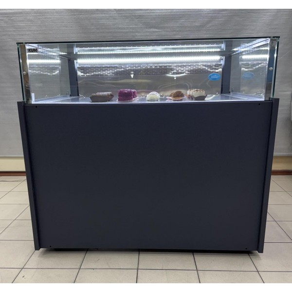 Кондитерська вітрина KUM CHOCOLATIER 