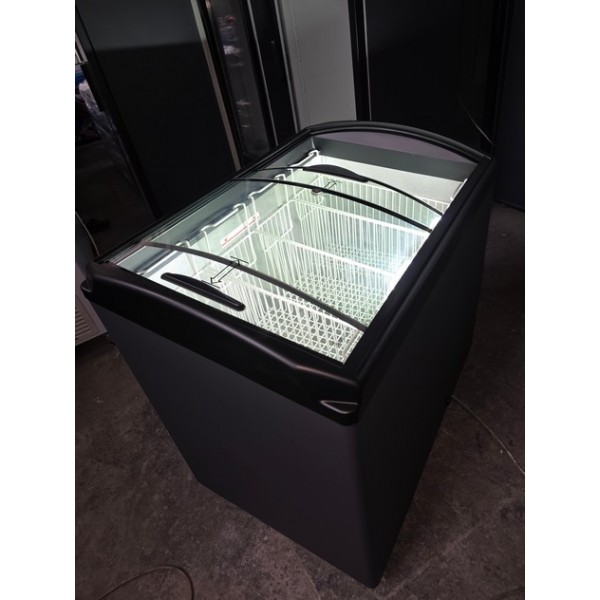 Морозильный ларь (камера, сундук) с гнутым стеклом Juka M300S бу Морозильный ларь (камера, сундук) с гнутым стеклом Juka M300S бу