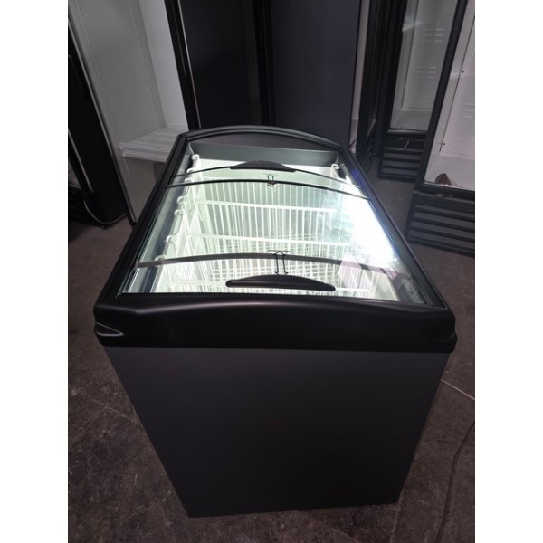 Морозильный ларь (камера, сундук) с гнутым стеклом Juka M300S бу Морозильный ларь (камера, сундук) с гнутым стеклом Juka M300S бу