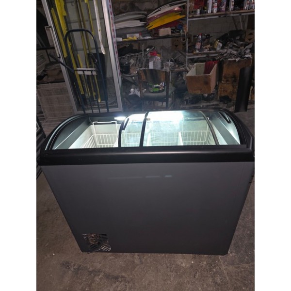 Морозильный ларь (камера, сундук) с гнутым стеклом Juka M300S бу Морозильный ларь (камера, сундук) с гнутым стеклом Juka M300S бу