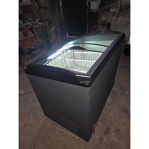 Морозильный ларь (камера, сундук) с гнутым стеклом Juka M300S бу Морозильный ларь (камера, сундук) с гнутым стеклом Juka M300S бу