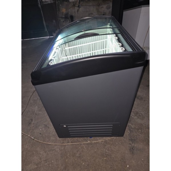 Морозильный ларь (камера, сундук) с гнутым стеклом Juka M300S бу Морозильный ларь (камера, сундук) с гнутым стеклом Juka M300S бу