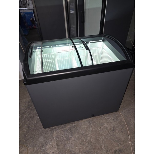 Морозильный ларь (камера, сундук) с гнутым стеклом Juka M300S бу Морозильный ларь (камера, сундук) с гнутым стеклом Juka M300S бу