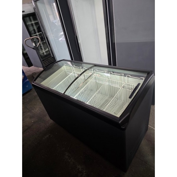 Морозильный ларь (камера, сундук) с гнутым стеклом Juka M500S бу Морозильный ларь (камера, сундук) с гнутым стеклом Juka M500S бу