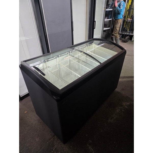 Морозильный ларь (камера, сундук) с гнутым стеклом Juka M500S бу Морозильный ларь (камера, сундук) с гнутым стеклом Juka M500S бу